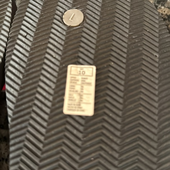 Puma Black and yellow flip flops NWT 10 - Picture 6 of 6